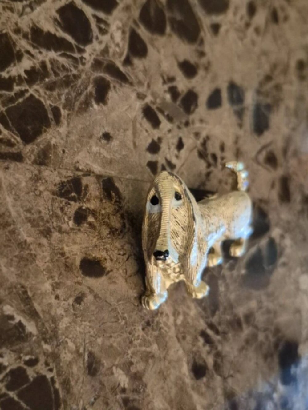 Vintage goldtone Basset Hound dog brooch w/3 tiny stones